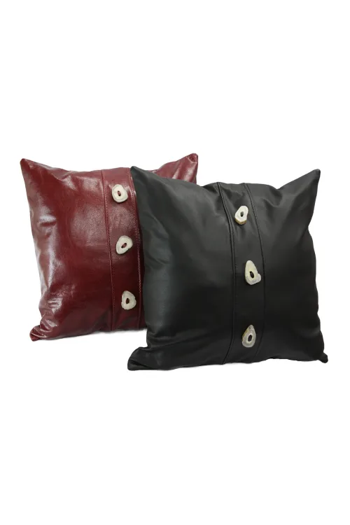 Cushion 14'' x 14'' black leather antler buttons | Decorative accessories | BILODEAU Canada