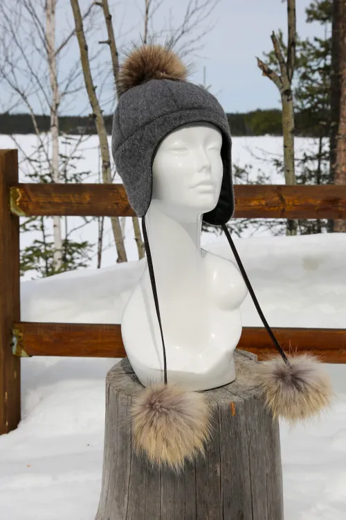 Tuque en lainage gris et pompons en Raton Finlandais | Chapeaux en fourrure | BILODEAU Canada